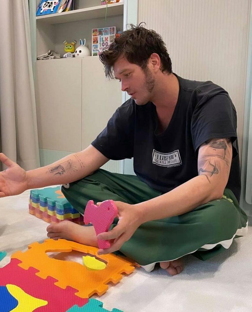 Kivanc Tatlitug com seu filho Kurt Efe 