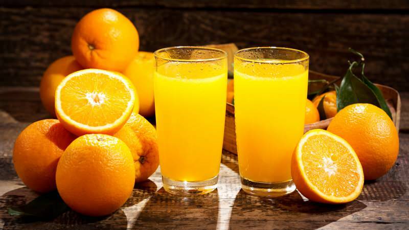 Os danos de beber suco de laranja no café da manhã