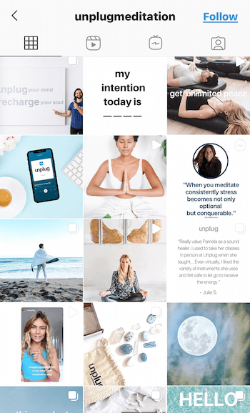captura de tela de exemplo do feed do instagram @unplugmeditation mostrando citações, produtos e pessoas em várias poses de medicamentos em tons de azul claro, bronzeado e branco para promover relaxamento e paz