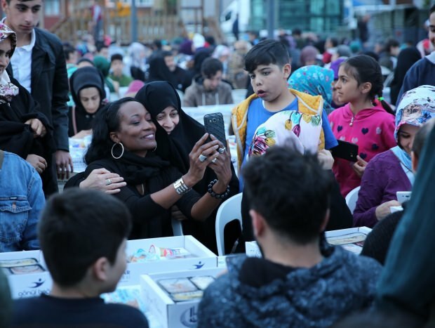 A cantora muçulmana Della Miles fez seu iftar em Istambul