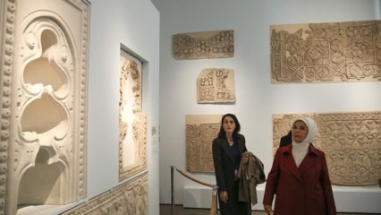A primeira-dama Erdoğan visitou o Museu Bergama