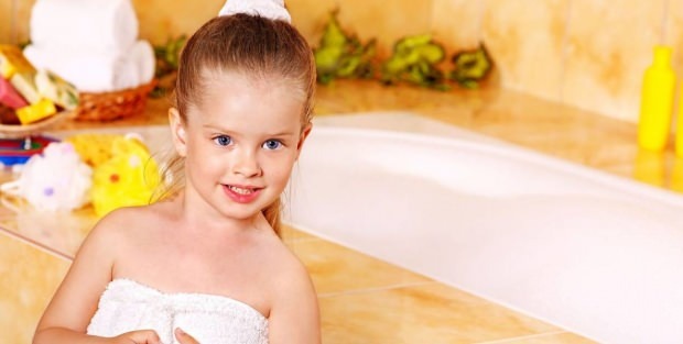 Como as crianças devem tomar banho?
