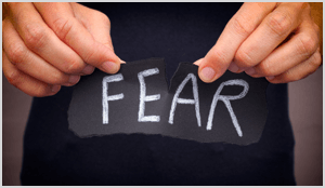 Enfrente seus medos para trabalhar através do marketing de si mesmo.