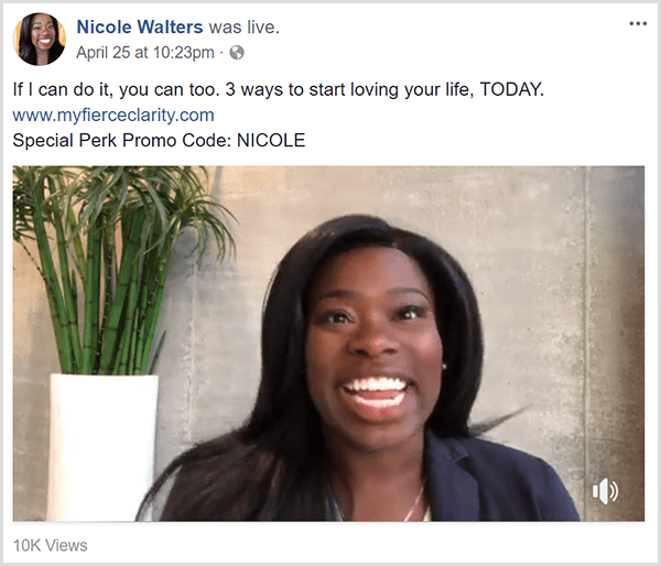Nicole Walters compartilha um vídeo ao vivo no Facebook promovendo seu curso Fierce Clarity. Ela aparece com roupas de negócios em frente a uma parede neutra e um bambu alto em uma jardineira branca.