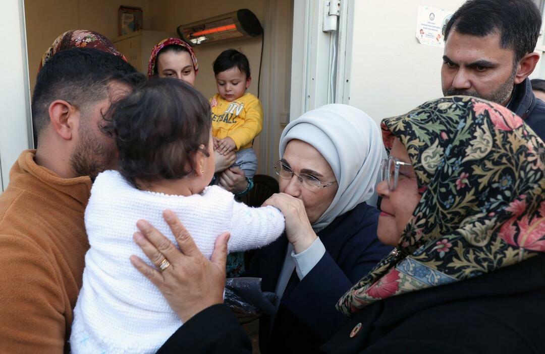 Emine Erdoğan visitou famílias de vítimas do terremoto