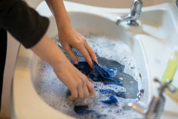 Como limpar roupas que suam de suor? Como é removida a mancha de suor?