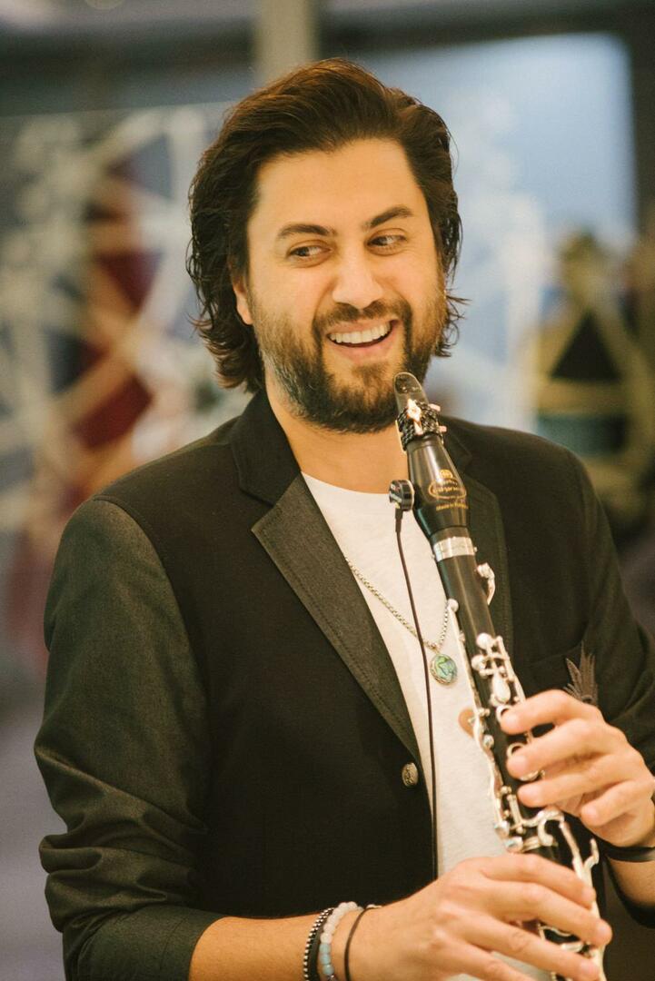 Serkan Çağrı fez o vento da música turca na América