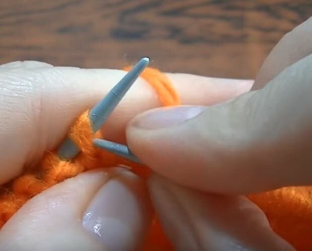Coruja prática de tricô com espetos