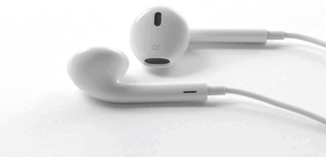 A Apple deveria abandonar os EarPods em novos iPhones?