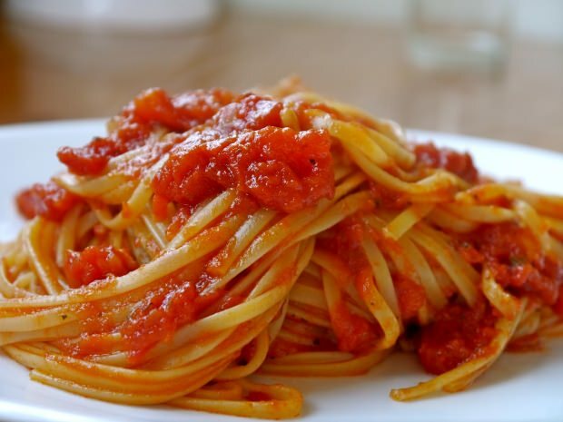 Como fazer macarrão com pasta de tomate? Qual é o truque?