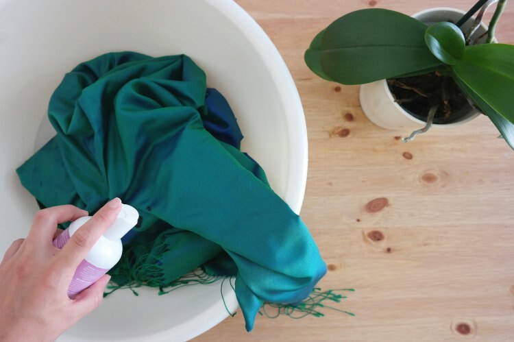 Como limpar xales / lenços de seda em casa?