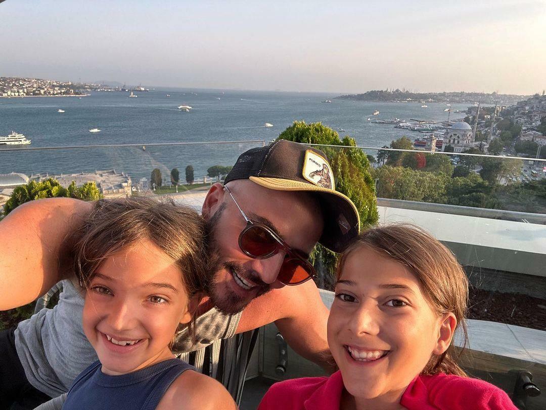 Gökhan Özen conseguiu suas filhas depois de anos! Ele estava felizmente divorciado