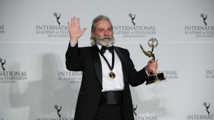 O ator premiado pelo Emmy Haluk Bilginer continua orgulhoso! 