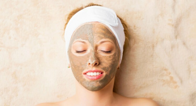 Para limpar a pele corretamente: Aplique uma máscara de argila