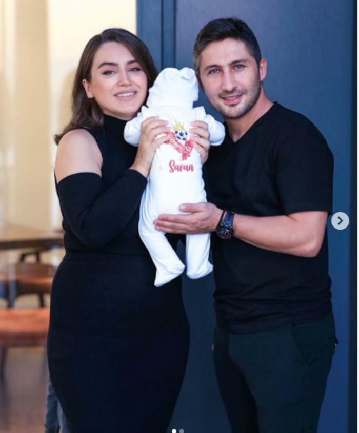 Casal Yağmur-Sabri Sarıoğlu mostrou o rosto de seus bebês pela primeira vez