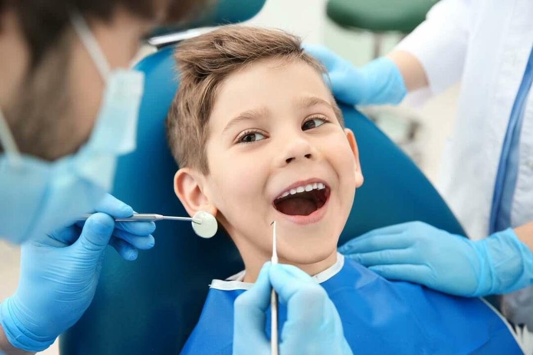 Quando as crianças devem receber atendimento odontológico?