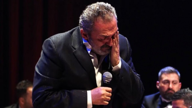 Yavuz Bingöl não conseguiu controlar as lágrimas no palco