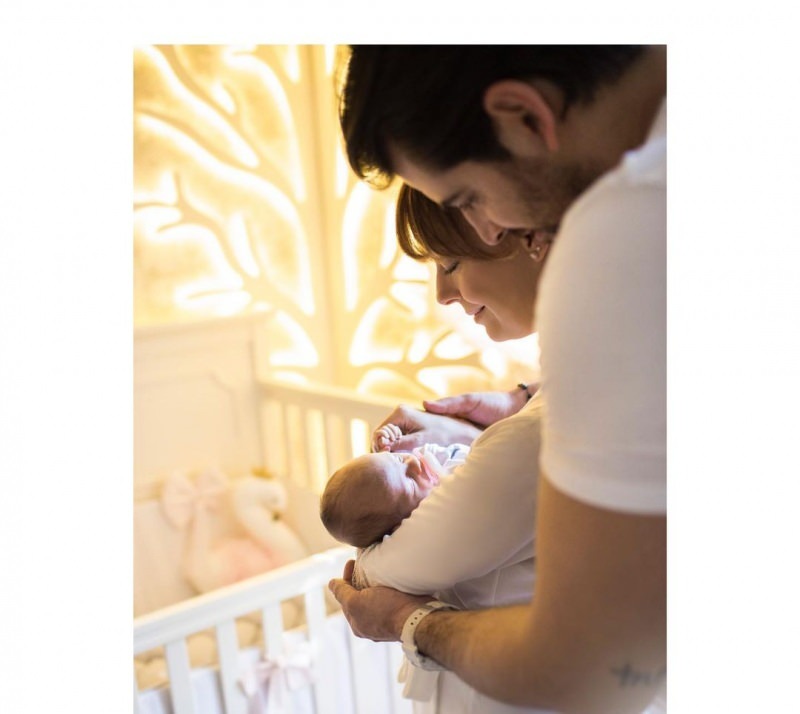 Özge Özder compartilhou seu bebê pela primeira vez!