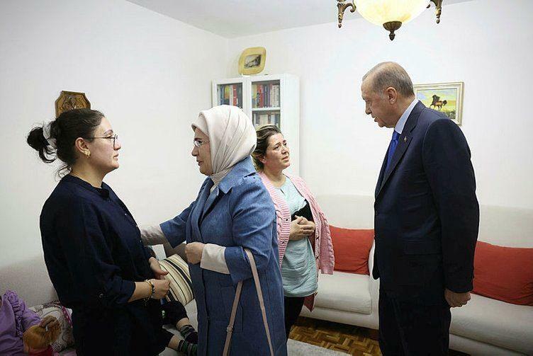 O presidente Recep Tayyip Erdoğan e sua esposa Emine Erdoğan visitaram a família sobrevivente do terremoto