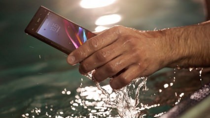 O que deve ser feito no telefone que cai na água?