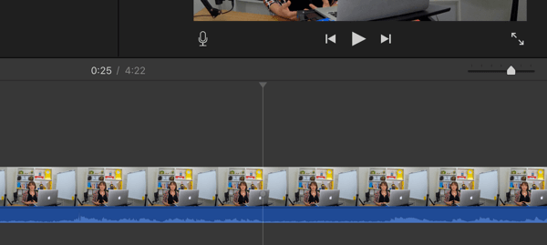 Quando você divide seu vídeo em segmentos, encontre os pontos onde o áudio se transforma em uma linha plana.