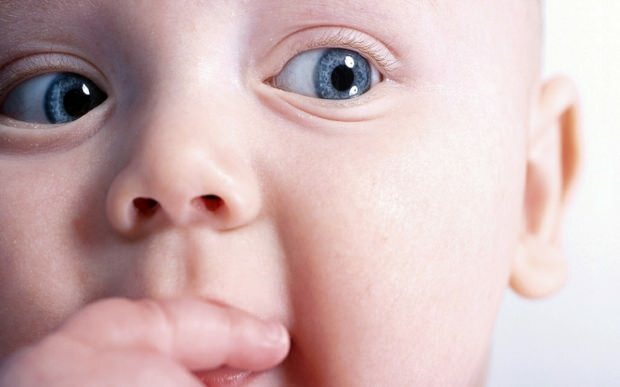 Por que o olho muda nos bebês?