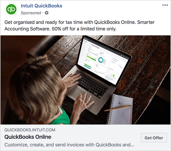 Neste anúncio e página inicial do Intuit QuickBooks, observe que os tons das cores e a oferta são consistentes.
