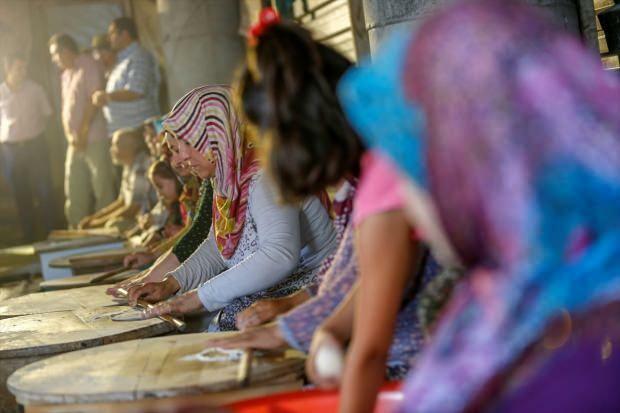 70 mulheres de Antália vendem panquecas e fazem mesquitas
