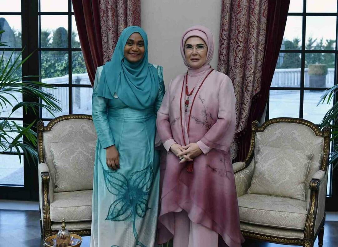 A primeira-dama Erdoğan encontrou-se com Sajidha Mohamed, esposa do presidente das Maldivas, Muizzu