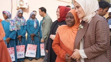 Esra Albayrak junta-se à ajuda alimentar da TİKA em Burkina Faso