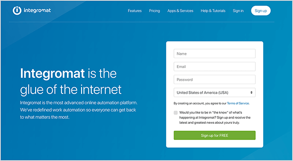 Esta é uma captura de tela do site da Integromat. Tem um fundo azul. No canto superior esquerdo estão o nome e o logotipo do site, que é um círculo branco com um I minúsculo dentro dele. No canto superior direito estão as seguintes opções de navegação: Recursos, Preços, Aplicativos e serviços, Ajuda e Tutoriais, Sign In e um botão branco denominado Sign Up. Na área principal do site há um título em grande texto branco. O título diz “Integromat é a cola da internet”. Abaixo deste título, em texto branco menor, está o seguinte: “Integromat é a plataforma de automação online mais avançada. Redefinimos a automação do trabalho para que todos possam voltar ao que é mais importante. ” No lado direito do site, há um formulário de inscrição para usar o Integromat. O formulário pede um nome, email, senha e país. O formulário também pede aos usuários que concordem com os termos de serviço e se eles gostariam de receber notícias sobre a Integromat. Um botão verde com texto branco é denominado “Cadastre-se GRATUITAMENTE”. Natasha Takahashi diz que o Integromat é semelhante ao Zapier e oferece maneiras de integrar seu serviço de e-mail com seu site e chatbot.