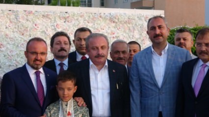Mundo político reuniu-se na cerimônia de circuncisão dos filhos do vice-presidente do grupo AK, Bülent Turan