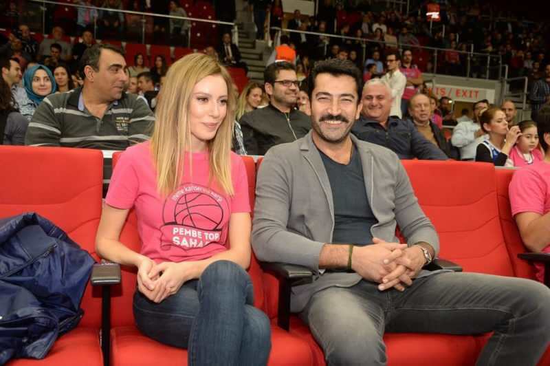 da cesta rosa com a presença de Sinem Kobal e sua esposa Kenan Imirzalıoğlu 