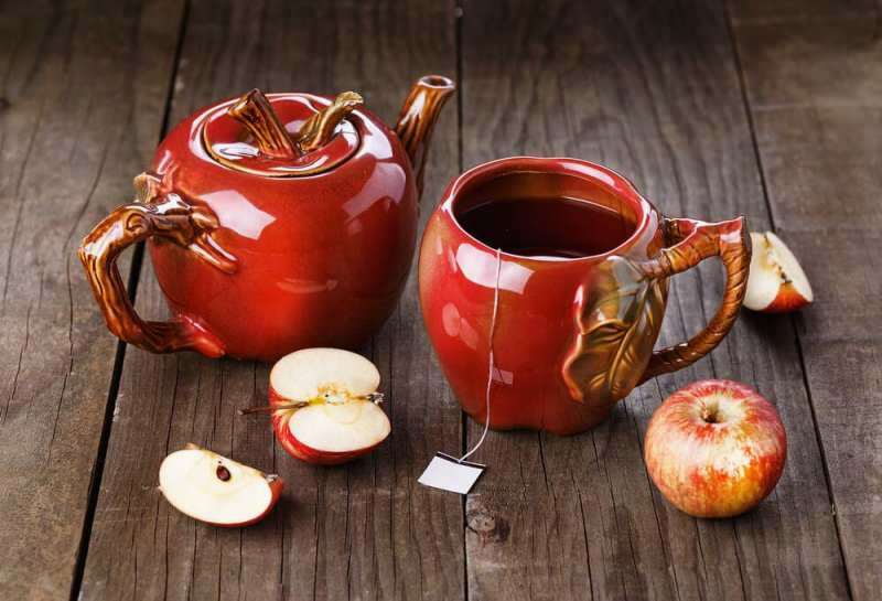 O chá de maçã feito com cascas de maçã é mais benéfico.