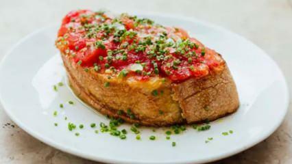 A receita indispensável da cozinha espanhola! Como fazer pan con tomate? Receita de pão de tomate
