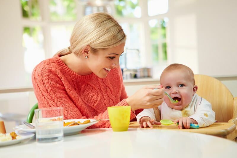 Seis meses bebê pequeno-almoço