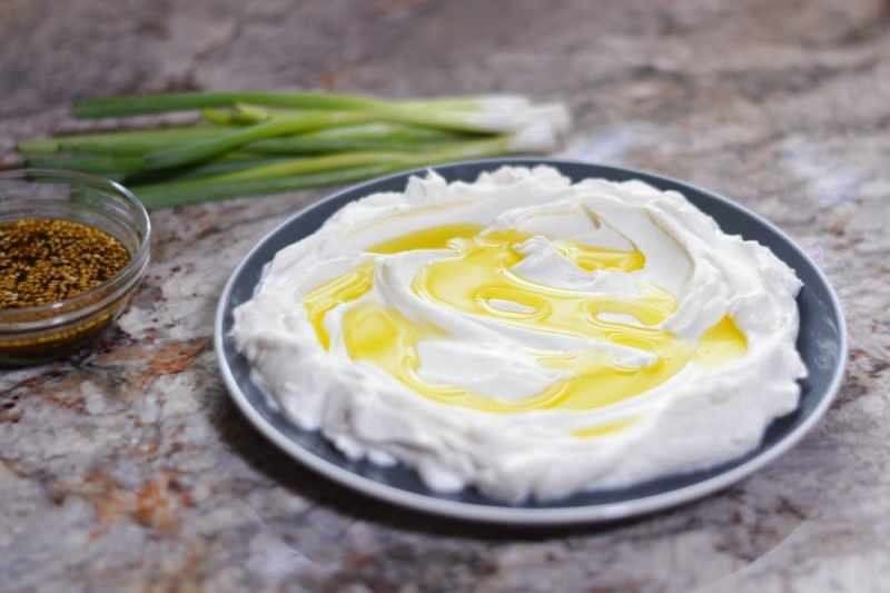 Como fazer o queijo labne mais fácil? O conteúdo do queijo labne em total consistência