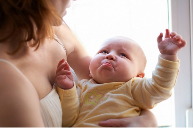 O que é rejeição de mama? Por que os bebês não querem mamar?
