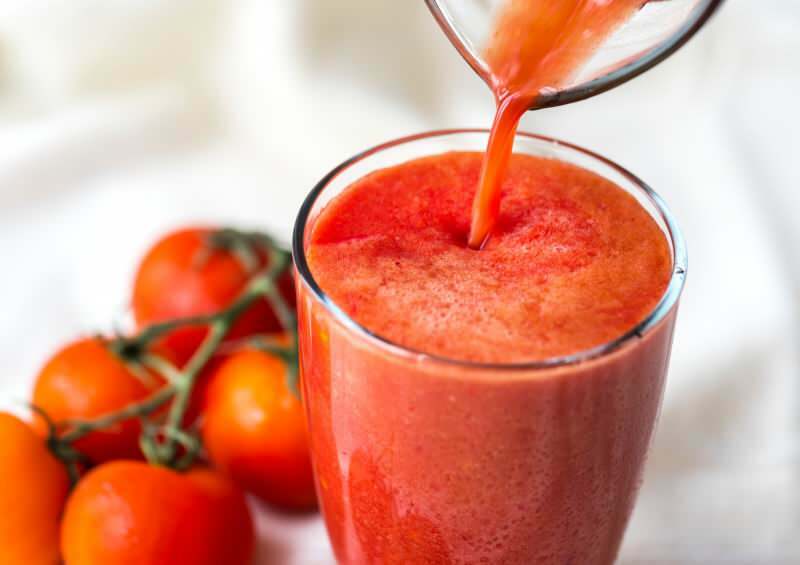 um copo de suco de tomate limpa a inflamação do corpo