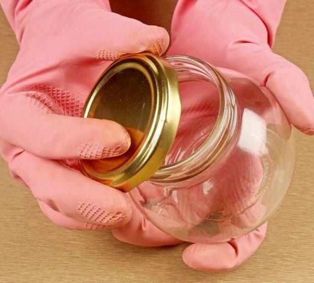 Abrindo uma jarra com luvas de plástico