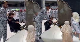 A guarda Masjid al-Haram veio ajudar! Enquanto os pequenos candidatos a peregrinos tentam tocar a Kaaba...