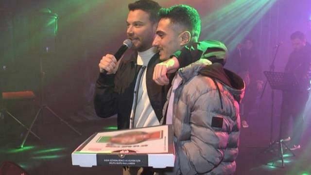 Sinan Akçıl cantou pizza no show! Ele realizou o sonho de seu fã...