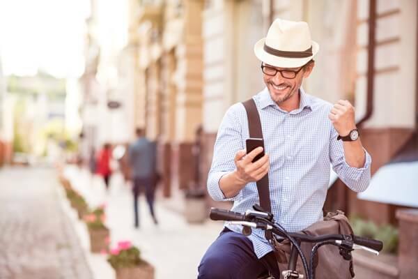 O marketing local móvel ajuda você a alcançar clientes que estão em trânsito, perto de você.