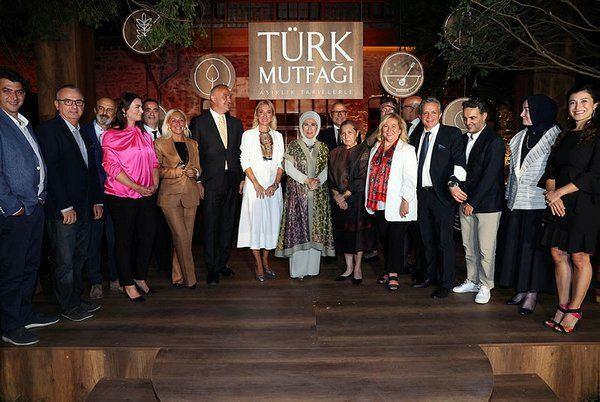 Foi publicado sob a supervisão de Emine Erdogan! Livro Cozinha Turca com Receitas do Centenário em 2 filiais...