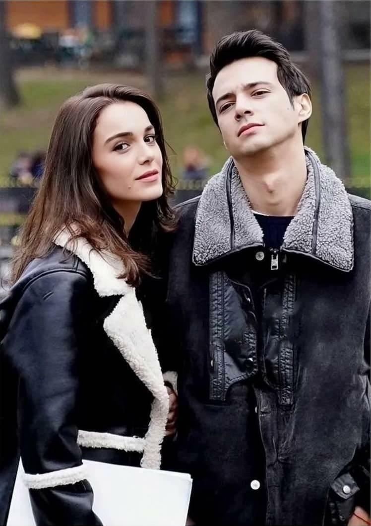 Hafsanur Sancaktutan e Mert Yazıcıoğlu, os atores principais da série Darmaduman