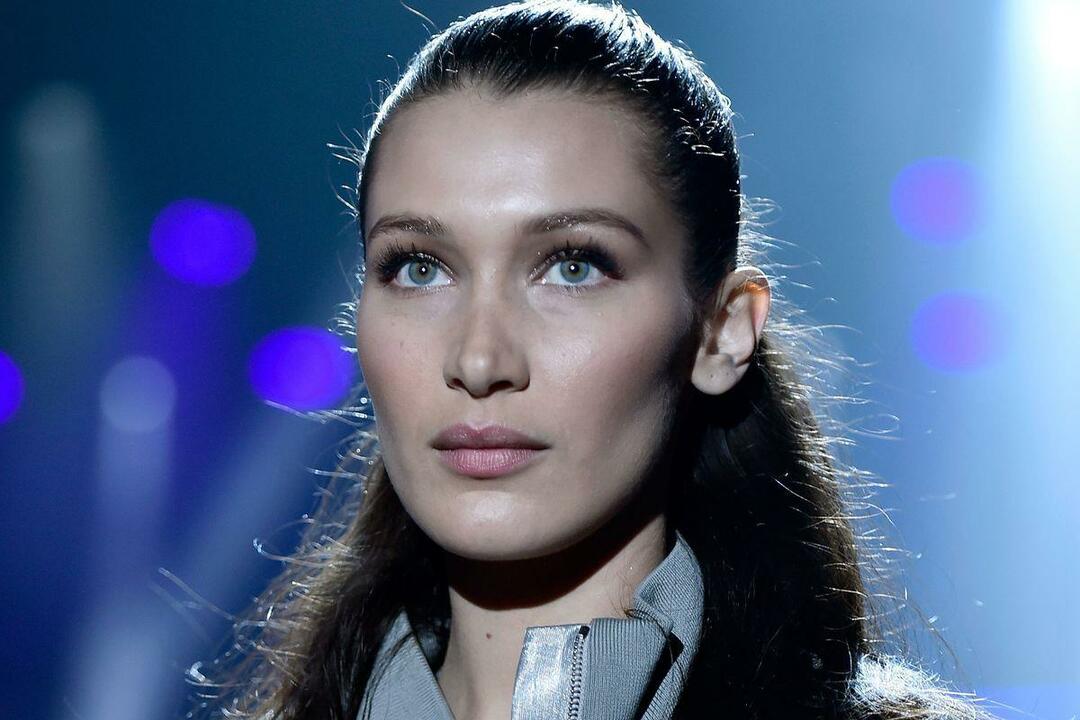 O corpo de Bella Hadid ficou azul devido a sua doença!