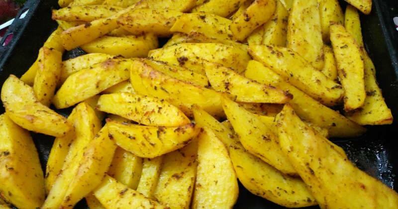 Como fazer batatas fritas assadas mais saudáveis? Receita de batata frita com iogurte