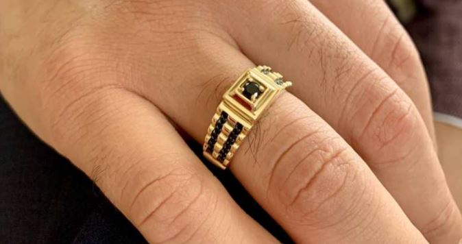 O anel de ouro é proibido aos homens?