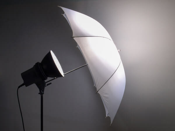 Um guarda-chuva fotográfico ajuda a criar uma luz suave e lisonjeira para seus vídeos.