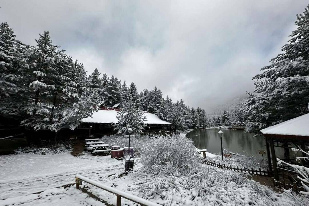 Parque Natural do Lago Limni ficou branco